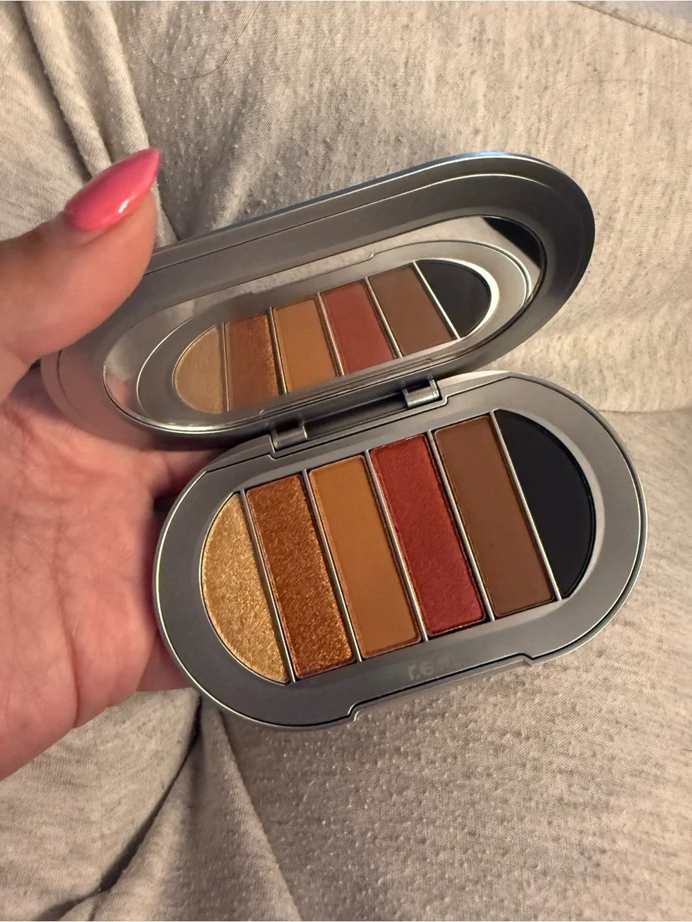 r.e.m. beauty Silver Eyeshadow Palette – Sleek Silver Finish